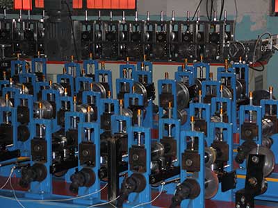 Variations type roll forming stand